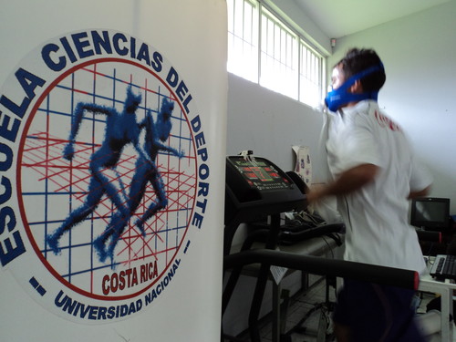 Investigación sobre el rendimiento de deportistas costarricenses en la Universidad Nacional. Foto: Braulio Sánchez.