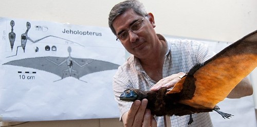 Hugo Pailos junto al ejemplar prehistórico animado.