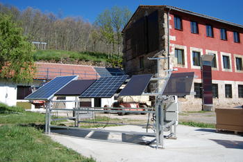 Banco de ensayo con diferentes tipos de módulos solares en las instalaciones de Unisolar.