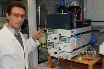 El químico abulense Gustavo Fernández Huertas posa en su laboratorio.