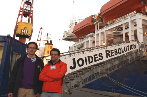 Francisco Sierro, a la izquierda, y José Abel Flores, bajan del Joides en Lisboa.