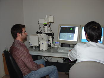 Imagen del único microscopio confocal del Centro del Cáncer