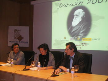 El director del Museo de la Ciencia (izq), la concejal de Cultura y el responsable de Obra Social de Caja España, durante la presentación de la muestra. 