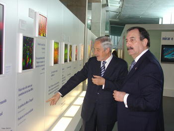 Lluís Reverter le muestra a Julián Lanzarote (derecha) algunos detalles de la exposición.