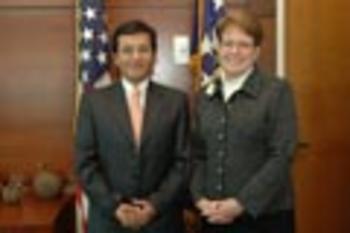 Manuel Baldeón, secretario nacional de Ciencia y Tecnología, se reunió con la embajadora de Estados Unidos en Ecuador, Heather Hodges.