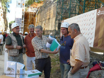 Los codirectores de Atapuerca posan con el libro junto a Jordi Rosell y Enrique Baquedano.