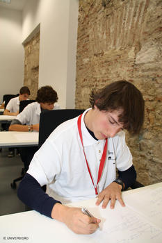 Un estudiante realiza una prueba de matemáticas.