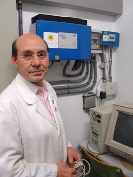 Leopoldo Gutiérrez, director del IES Federico García Bernalt en las instalaciones que controla la entrada y la salida de energía eléctrica
