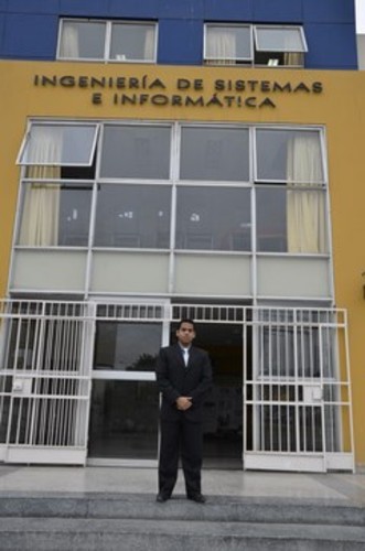 Pablo Díaz en la Fachada Facultad de Ingenierías de Sistemas e Informática de la UNMSM. FOTO: UNMSM