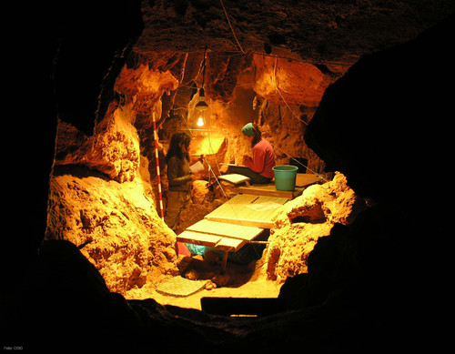 Galería del Osario de la cueva de El Sidrón, vista desde el fondo.