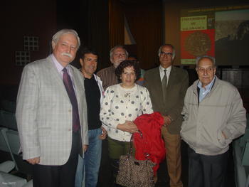 Agustín Muñoz Moreno, a la izquierda, junto con asistentes a la conferencia.