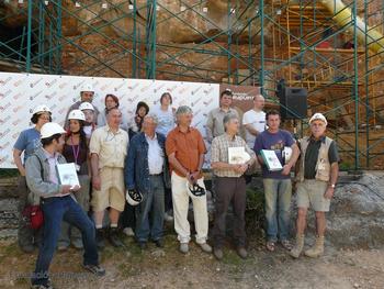 El equipo de excavaciones a la entrada de los yacimientos de Atapuerca.
