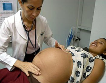 Un doctor examina a una gestante (FOTO: Aupec).