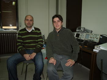 Raúl Rengel, uno de los profesores que tutelan el proyecto, a la izquierda, y el alumno Miguel Enrique de Vega.