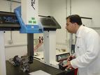 El responsable Técnico del Laboratorio de Metrología y Calibración de la Universidad de Valladolid muestra el funcionamiento de una máquina de medir por coordenadas tridimensional