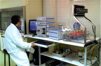 Un técnico en el laboratorio (Foto CEDER)