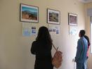 Un grupo de alumnos contempla alguna de las fotos de la exposición.