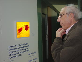 Un visitante observa una de las imágenes de la exposición 'Paisajes neuronales'.