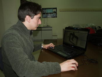 Miguel Enrique de Vega observa el proyecto en el ordenador.