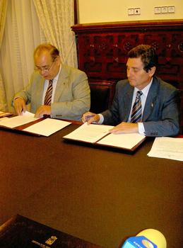 El vicepresidente ejecutivo de FIVIN, Neftalí Isasi (a la izquierda) y el presidente de la Diputación de Soria, Efrén Martínez, firman el convenio de colaboración.