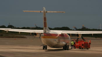 Un avión reposta en el aeropuerto de Menorca.