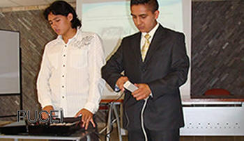 Estudiantes durante la exposición de la cocina ecológica.
