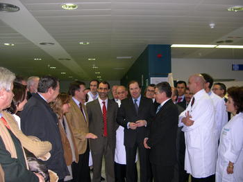 El presidente de la Junta de Castilla y León durante su visita al complejo hospitalario de Zamora