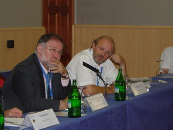 Fernando González Urbaneja junto a Vladimir de Semir en un momento del debate