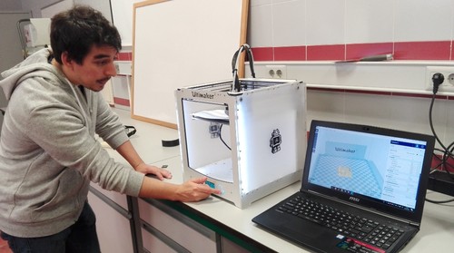 Miguel Clemente trabaja con la impresora 3D.