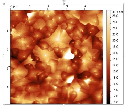Imagen de microscopía de fuerza atómica de películas delgadas de TiO2, con un espesor del orden de los 100 nanómetros.
