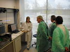 Guisasola visita los laboratorios del nuevo Hospital Río Hortega.