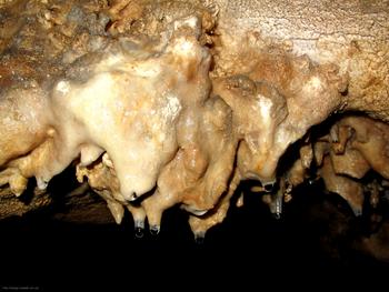 Estalactitas en la cueva de La Cardosa, en Barrios de Gordón.