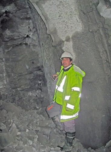 Enrique Bernárdez, al lado de la capa de cenizas volcánicas durante las obras de excavación del túnel de Pajares, en la línea del AVE a Asturias. Foto:  Enrique Bernárdez.