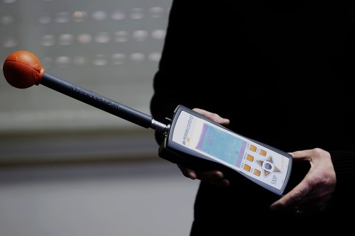 Dispositivo para medir el impacto ambiental de las radiaciones emitidas por dispositivos tecnológicos.