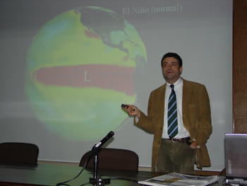 José Abel Flores, en un momento de la conferencia