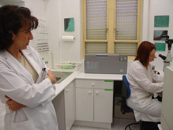 Las dos investigadoras del IOBA en su laboratorio del Instituto