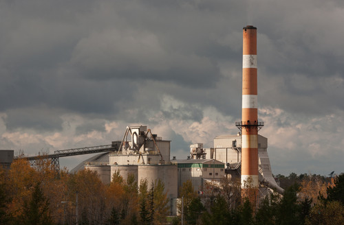 Industria emisora de gases contaminanets. Foto: Agencia ID.