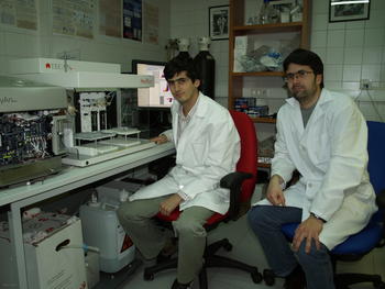 Los investigadores de Orphamed, con los equipos de citometría