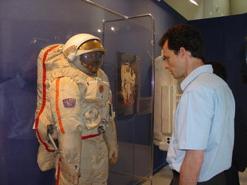Pedro Duque observa uno de los trajes de la exposición