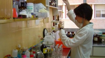 Una investigadora de la UNL trabaja con líquidos iónicos (FOTO: Infouniversidades).