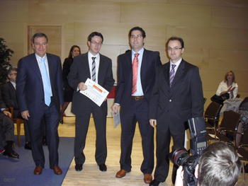 Juan José Mateos junto con los miembros del proyecto ganador del concurso Campus Emprende.