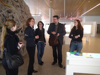 Los miembros del equipo de gestión del futuro museo Sandra Semmler, Elizabeth Noazk, Gabriel Zipf y Felix Hillgruber, junto a los gestores del MEH.