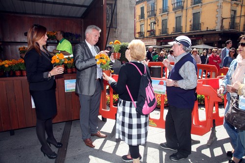 Reparto de plantas en León con motivo del Día Mundial del Medio Ambiente.