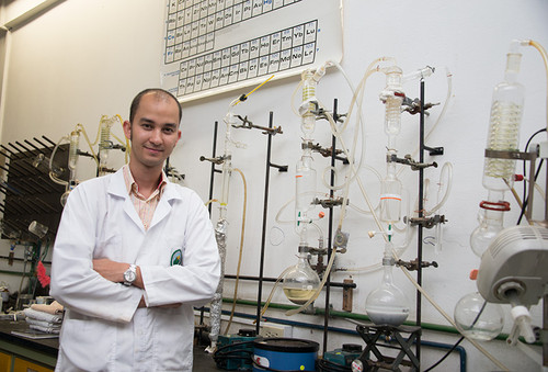El estudiante Allen Puente trabajó durante un año en los laboratorios de la Escuela de Química preparando las muestras para su proyecto (foto Anel Kejenkeeva).