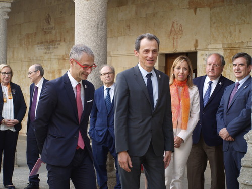Pedro Duque, a la derecha, pasea junto al rector de la Universidad de Salamanca.
