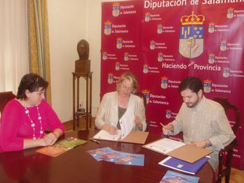 Momento de la firma del convenio entre la fundación Tormes Espinosa Barro y la Diputación