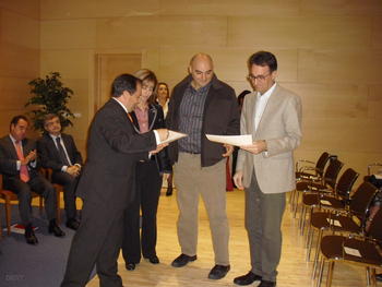 Los tres profesores de la Universidad de Valladolid ganadores del tercer premio en proyecto empresarial reciben el diploma de manos del rector.