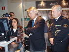 El subdelegado del Gobierno en León, Francisco Alvarez, y el comisario provincial del Cuerpo Nacional de Policía, Ángel Miñambres, en la presentación del lector de DNI electrónico.