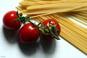 Tomates y espaguetis, alimentos básicos en la dieta mediterránea.