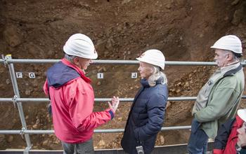 Goodall escucha las indicaciones de los co directores del equipo de Atapuerca (FOTO: MEH).